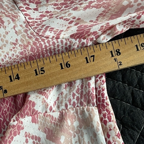 Cabi Blouse Womens Extra Small Pink Bethany Snake Print Top 5708 Balloon Sleeve - Picture 8 of 10